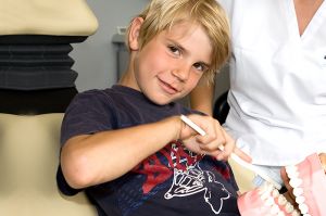 Zahnarzt für Kinder - Kleiner Junge mit Zahnbürste in der Hand